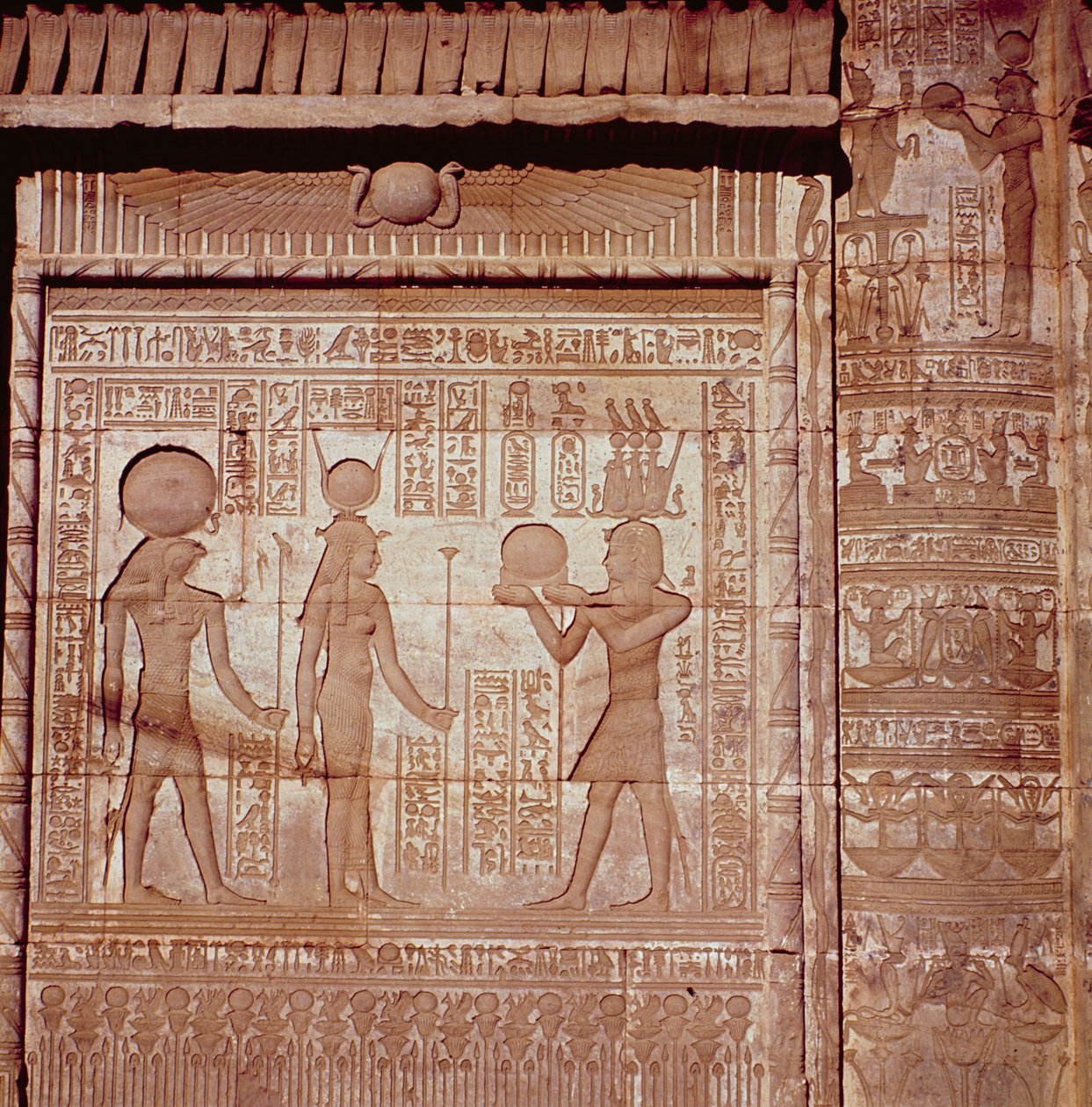 Reliëf met een farao die een offer brengt aan Hathor en Horus, uit het Romeinse Geboortehuis, of Mammisi, in Dendera, ca. 125 v.Chr.-60 n.Chr. door Greco Roman