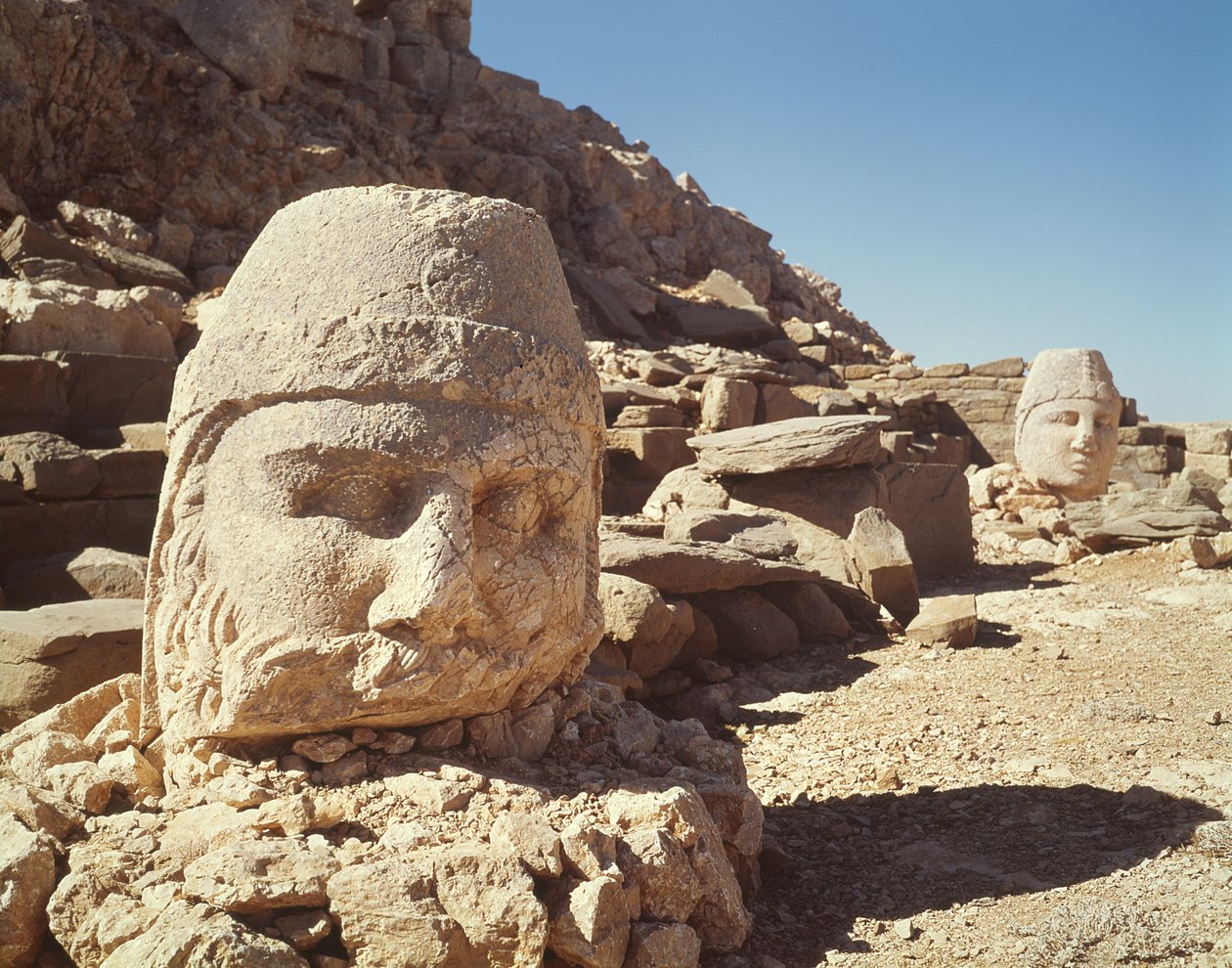 Kolossaal hoofd van Heracles en Antiochus van het westelijke terras door Greek