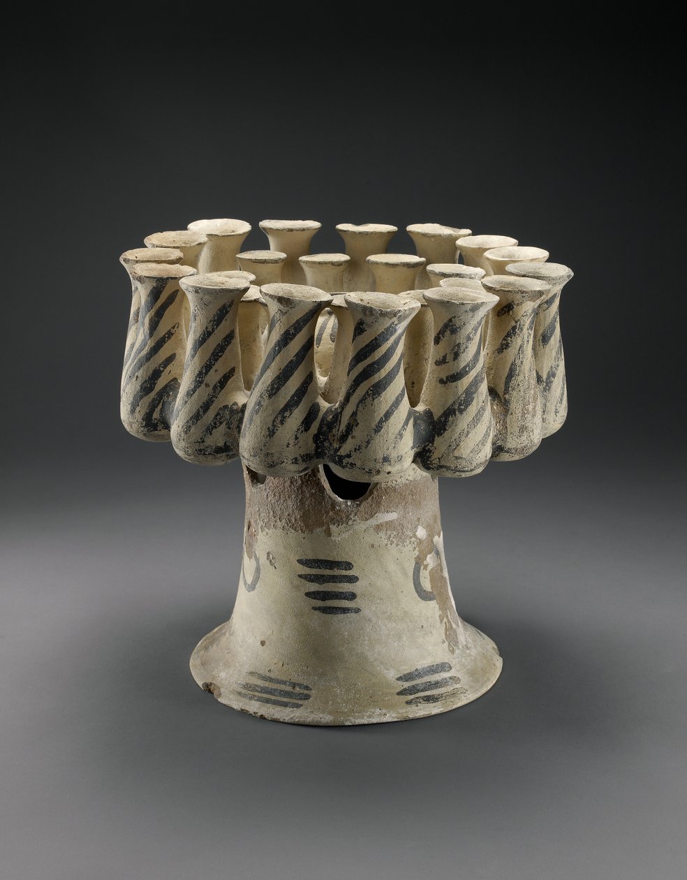 Kernos met twee rijen containers en centrale kom, Vroeg Cycladische III Periode (ca. 2300-2100 v.Chr.) door Greek