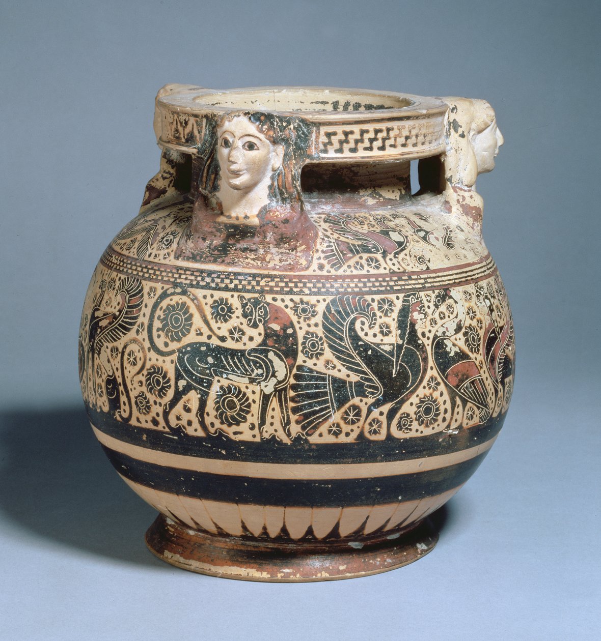 Pyxis gebruikt als as-urn en versierd met rijen griffioenen, zwanen en sirenen Midden-Corintische periode, ca. 600-575 v.Chr. door Greek