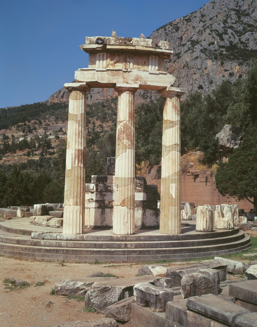 Uitzicht op de tholos tempel in het Heiligdom van Athena Pronaia door Greek