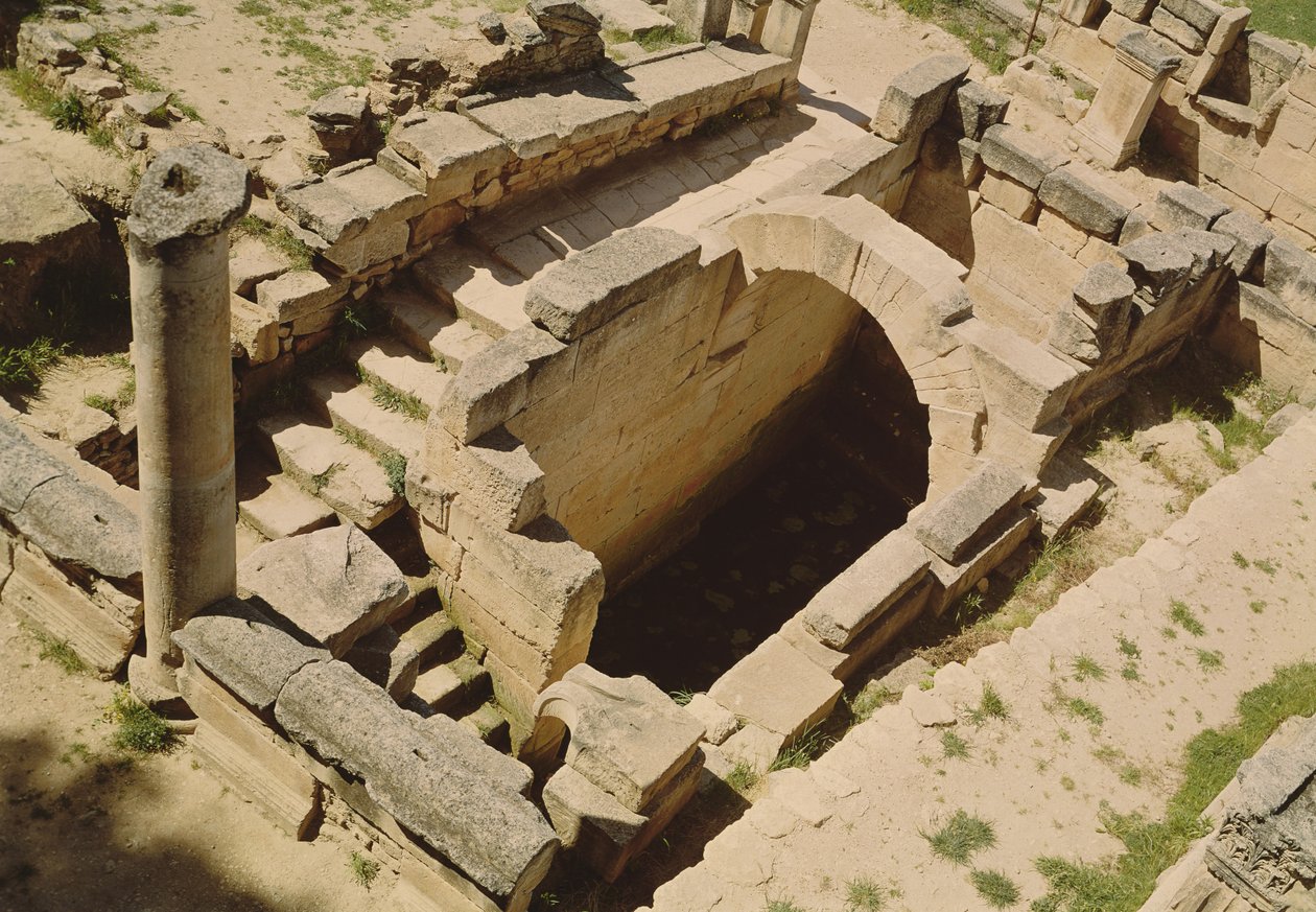 Luchtfoto van het nymphaeum, gerestaureerd door de Romeinen in c.20 v.Chr. door Greek