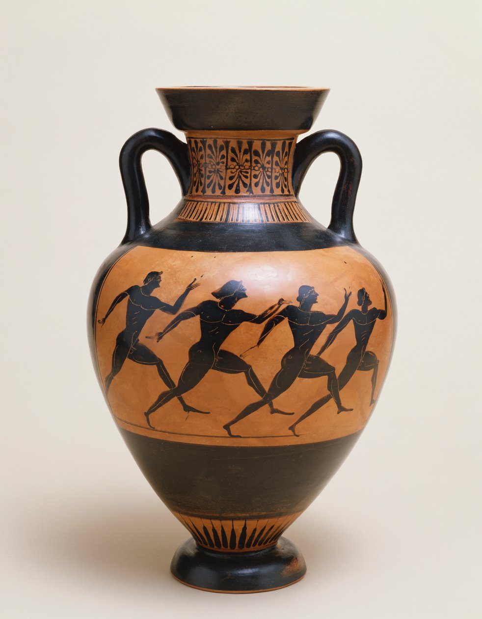 Een Attische zwartfigurenamfoor van panathenaïsche vorm met vier naakte atleten die naar rechts sprinten, 5e eeuw v.Chr. door Greek