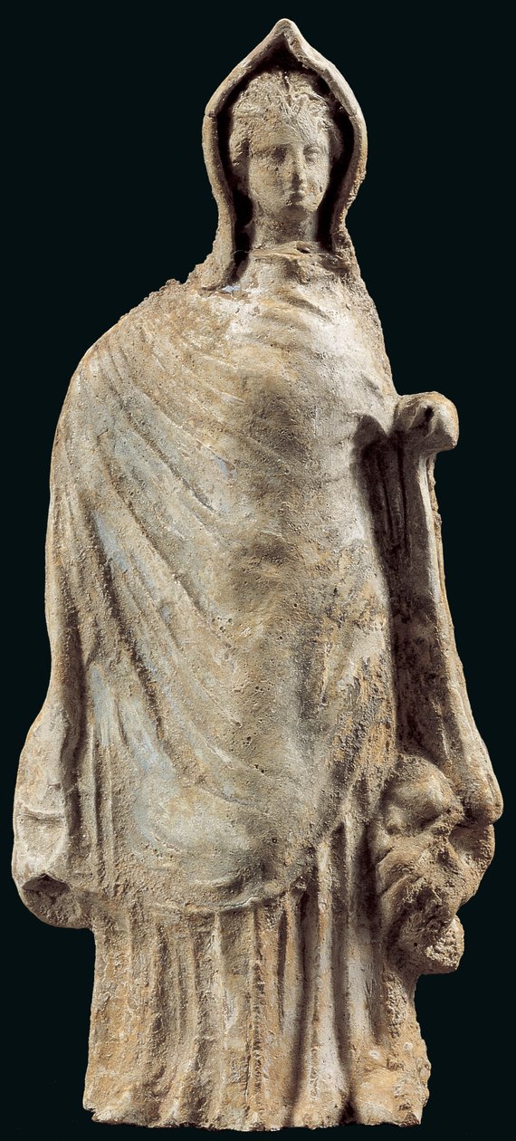 Beeldje van een vrouw met een chiton en een himation die haar hoofd bedekt, mogelijk van Myrina, Klein-Azië, 250-200 v.Chr. door Greek