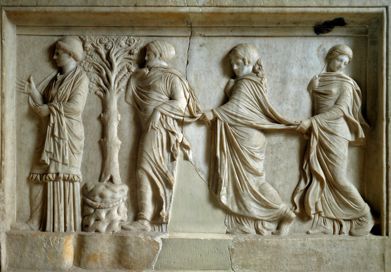 Griekse kunst: laag reliëf dat drie nimfen voorstelt die een jonge vrouw volgen door Greek