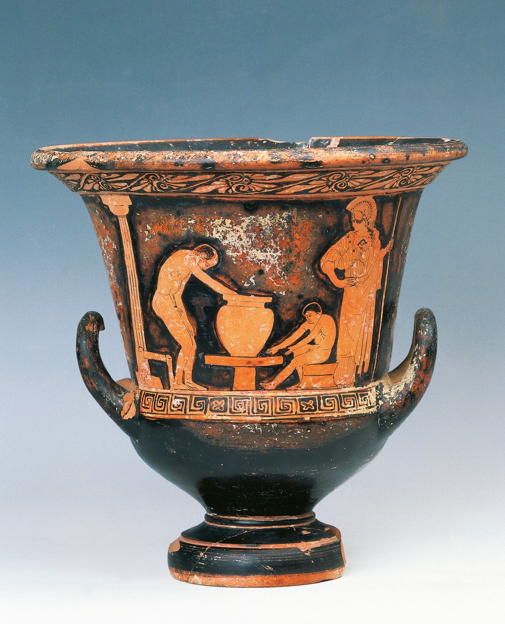 Krater met scène van pottenbakker aan het werk onder het oog van Athena, roodfigurige keramiek uit Sicilië, Italië, Magna Graecia, 5e eeuw v.Chr. door Greek
