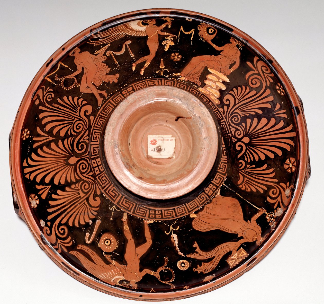 Patera met maenade en Eros (terracotta, 325-300 v.Chr.) door Greek