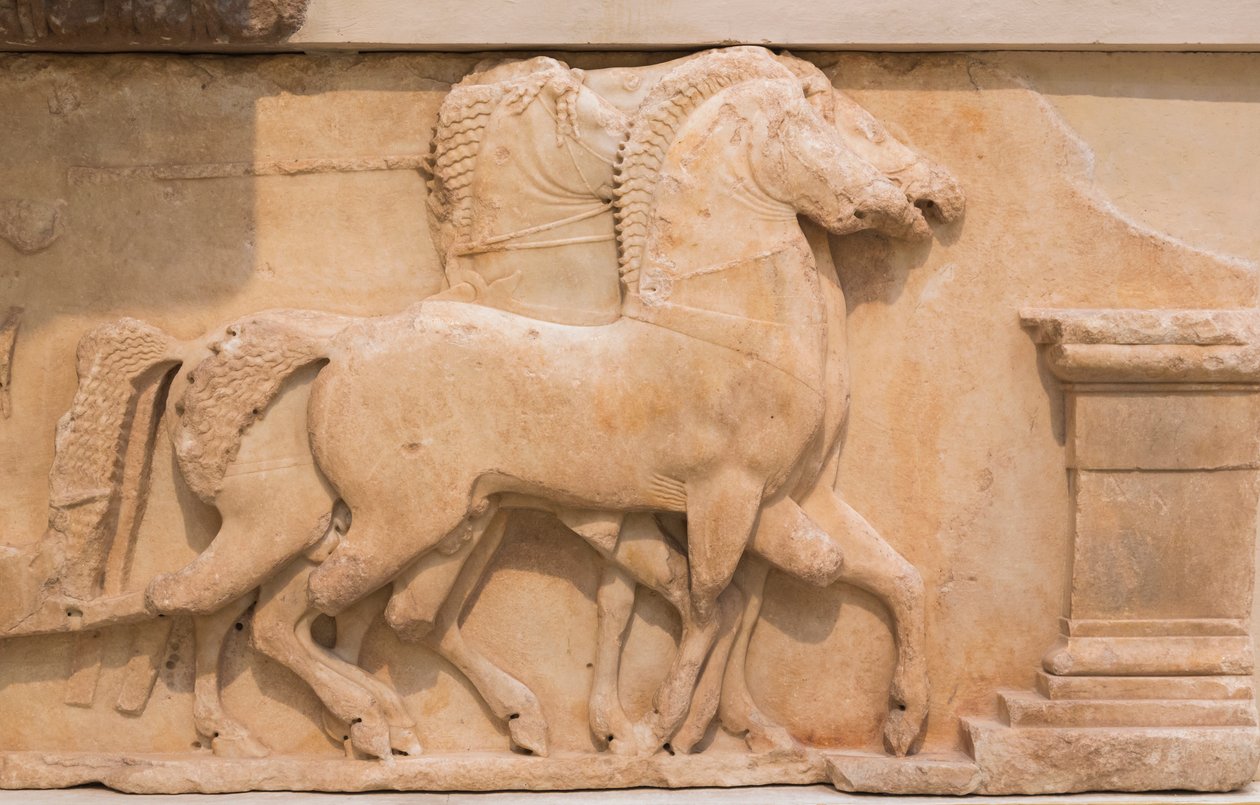 Vier paarden (quadriga) trekken een wagen van de zuidelijke fries van de Schatkamer van de Siphniërs, gebouwd ca. 530-480 v.Chr. door Greek