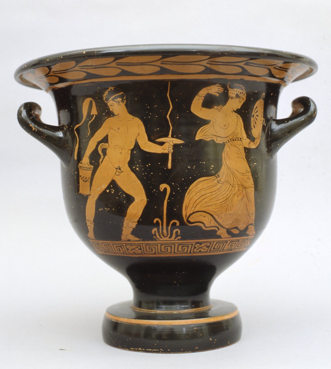 Klokvormige proto-Apulische krater met sater en maenade uit Matera, Italië door Greek School