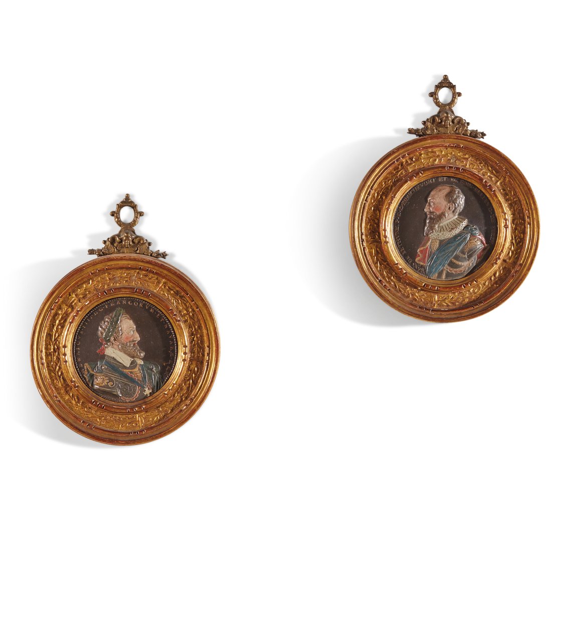 Paar medaillons die Koning Henri IV (1553-1610) en Maximilian Bethune, Hertog van Sully (1559-1641) voorstellen (polychroom gips in vergulde houten lijsten) door Guillaume (after) Dupre