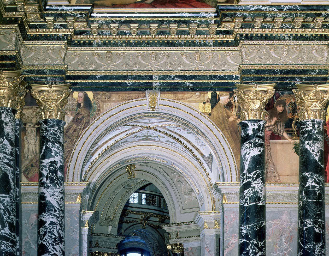 Interieur van het Kunsthistorisches Museum, Wenen, met boog en spandrel decoratie die figuren uitbeelden die de 14e eeuwse Rome en Venetië vertegenwoordigen, 1890-91 door Gustav Klimt