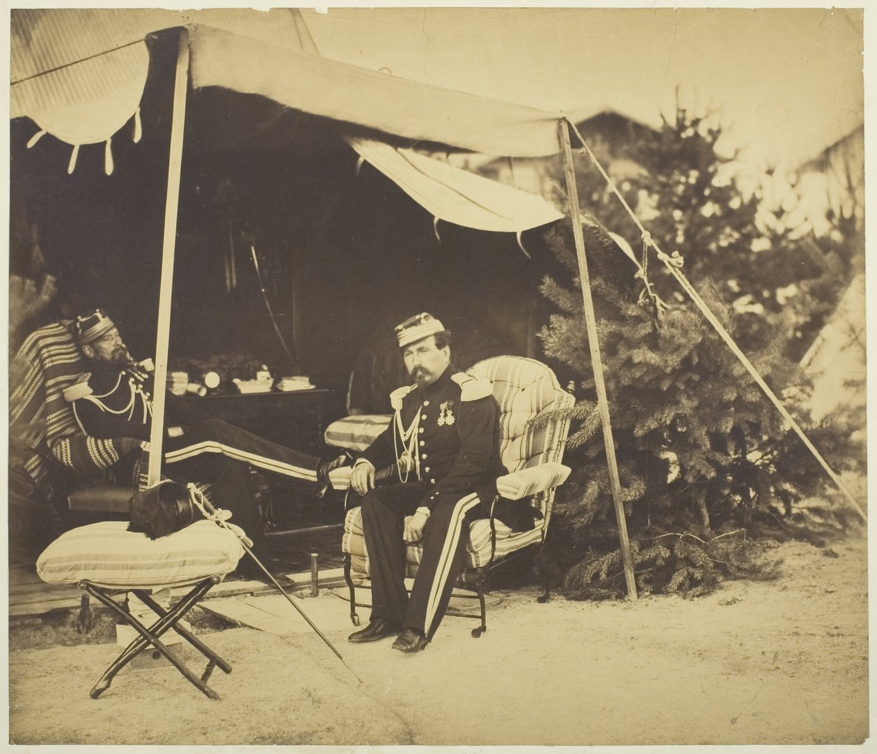 Officieren zittend bij een tent, Camp de Châlons door Gustave Le Gray