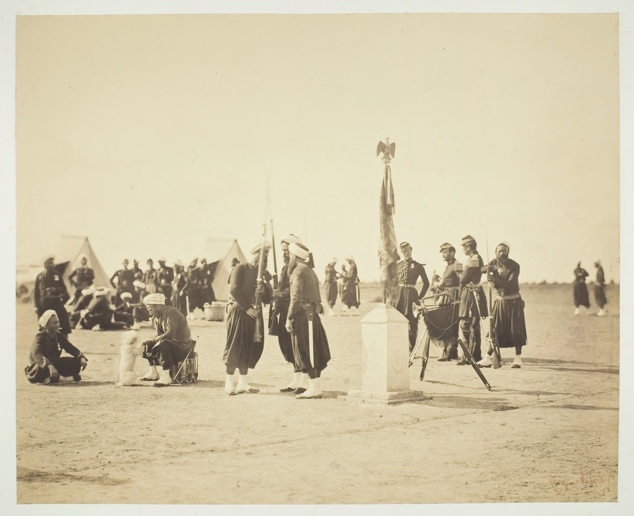 De geheven vlag van het Zouave-regiment, Camp de Châlons door Gustave Le Gray