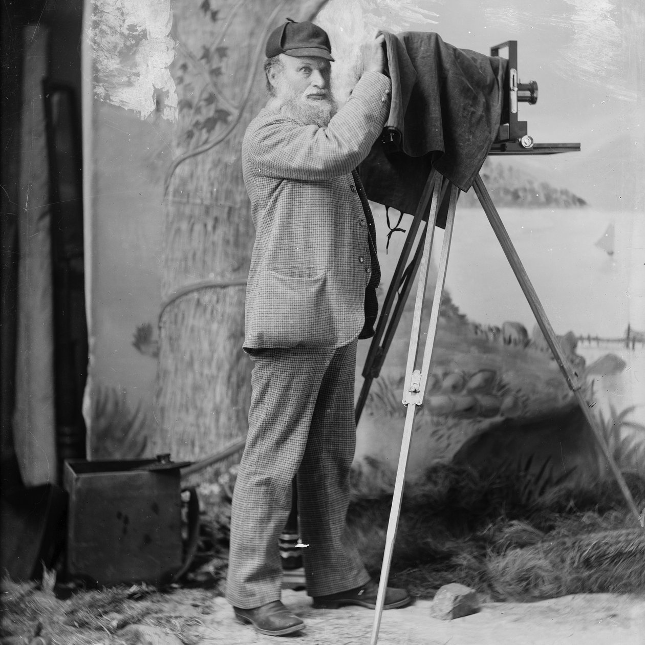 Fotograaf Richard Maynard met veldcamera op statief in de studio van Hannah Maynard, Victoria, BC, 1890s (zwart-wit foto) door Hannah Maynard