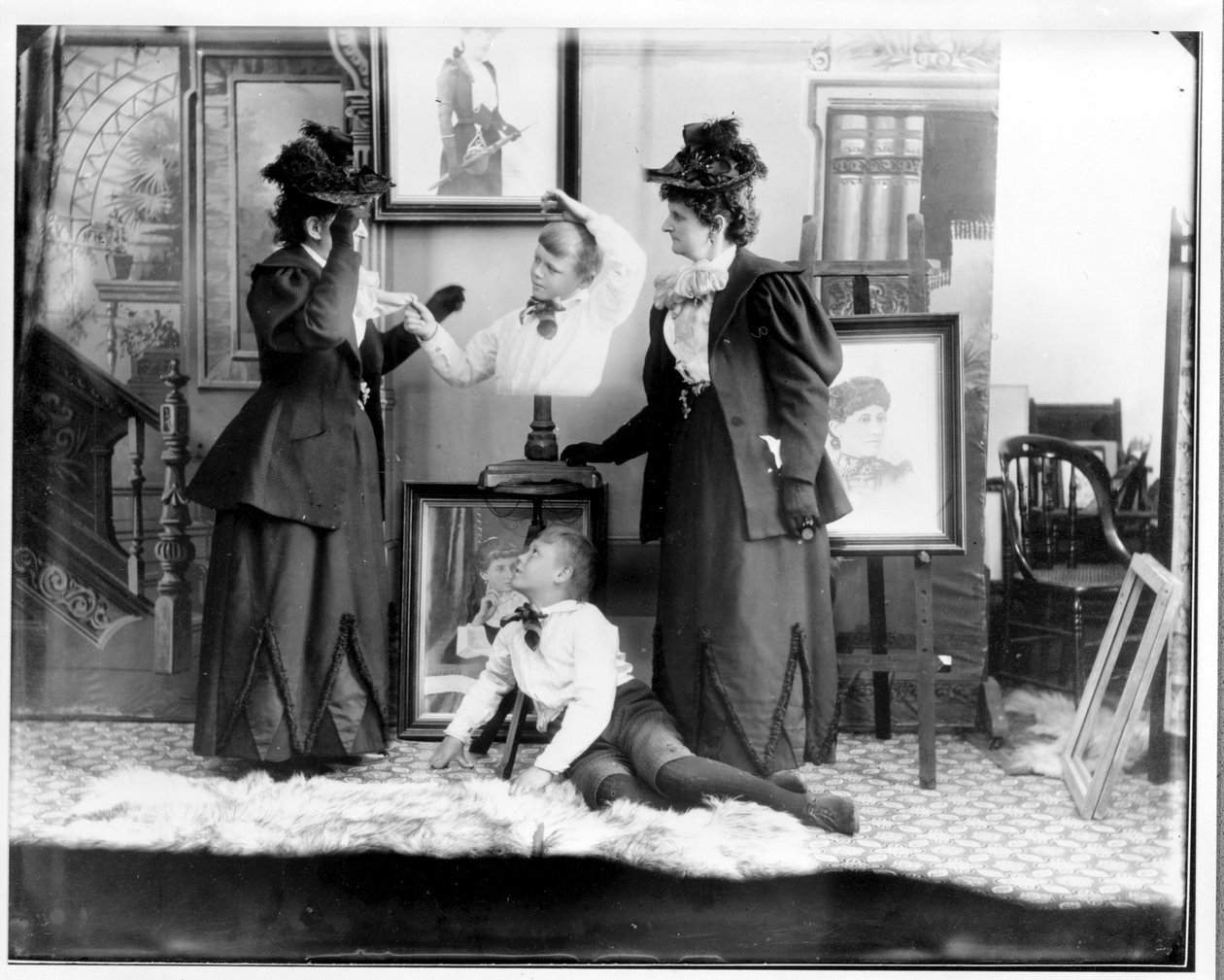Meervoudige belichting van Hannah Hatherly Maynard en haar kleinzoon Maynard McDonald, ca. 1893 (zwart-wit foto) door Hannah Maynard