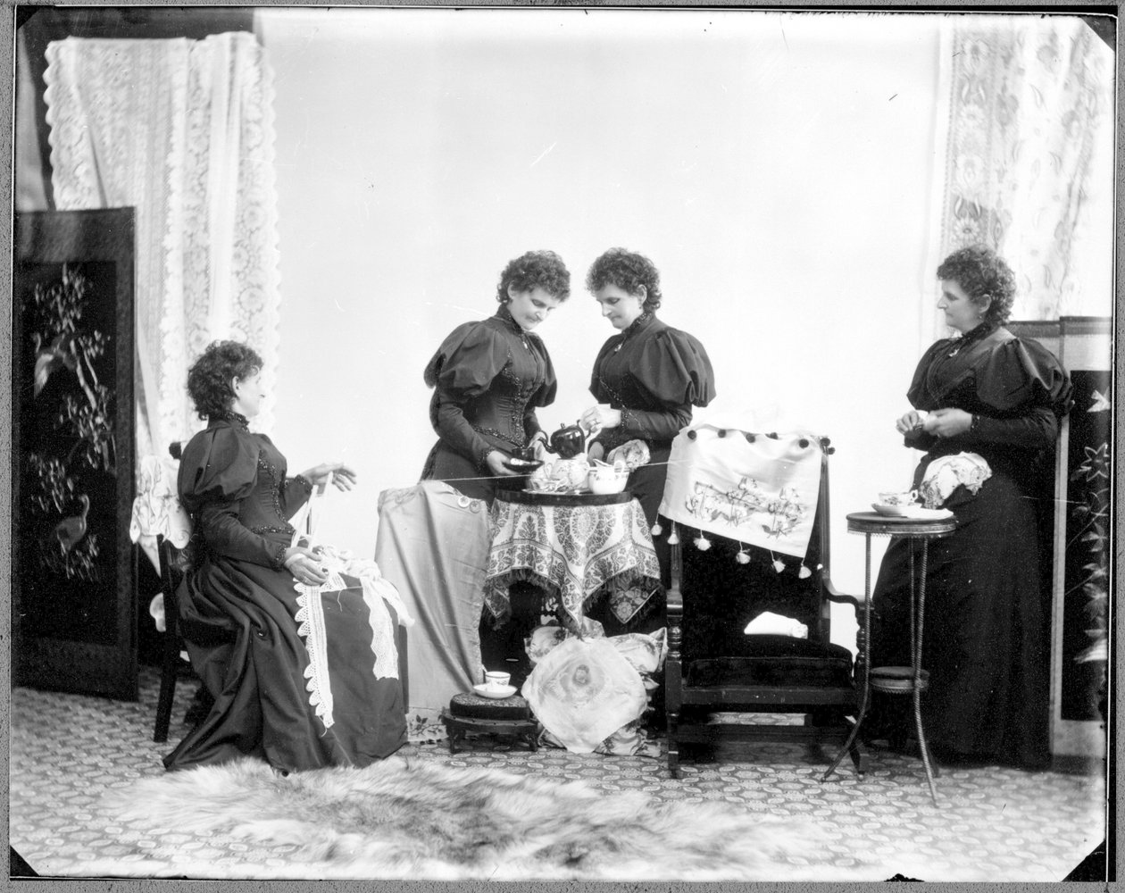 Meervoudige belichting van Hannah Maynard - twee die thee drinken, één die een streng katoen vasthoudt, één die het tot een bal oprolt, ca. 1895 (zwart-wit foto) door Hannah Maynard