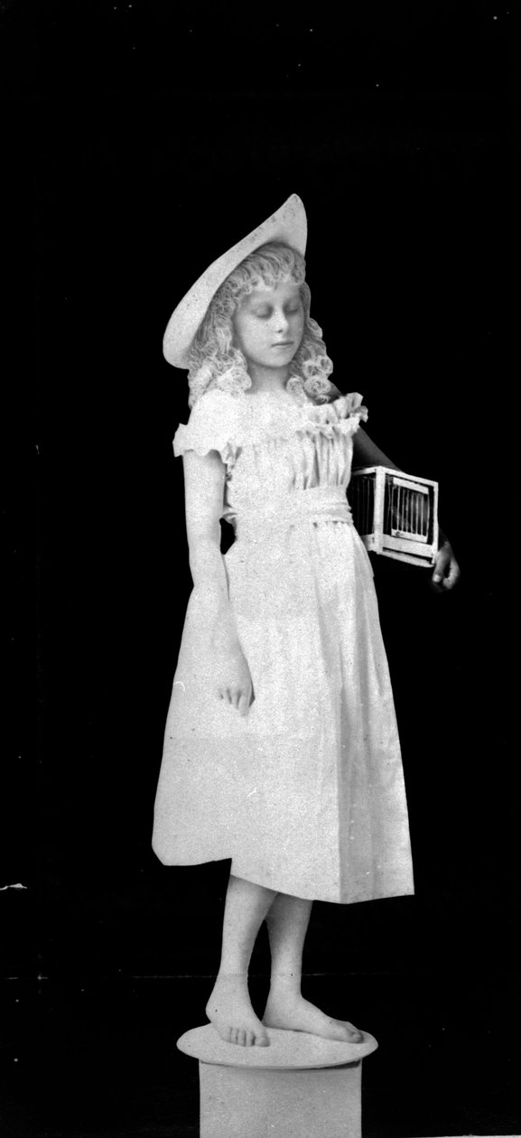 Beeldhouwwerk uit het leven; Meisje met vogelkooi, ca. 1890 (zwart-wit foto) door Hannah Maynard