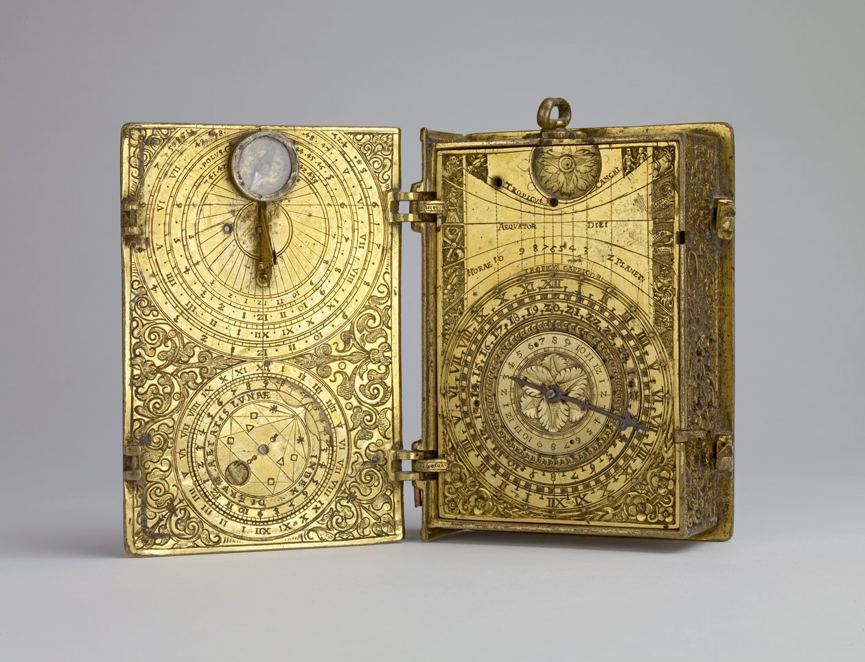 Vergulde Messing Klokhorloge met Alarm, Zonnewijzers en Maanvolvelle in de Vorm van een Boek, ca. 1580 door Hans Kock