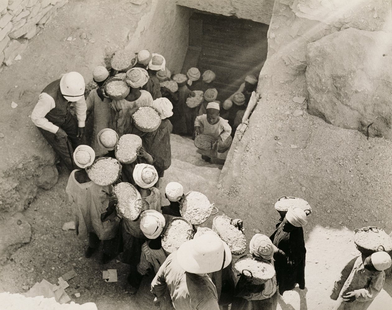 Het sluiten van het graf van Toetanchamon, Vallei der Koningen, februari 1923 door Harry Burton