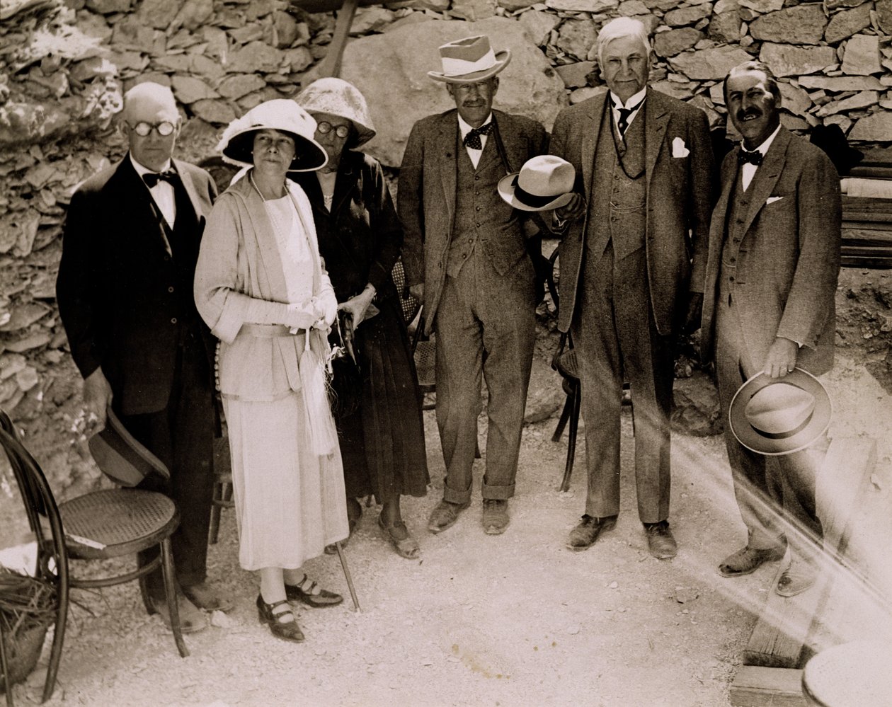 Howard Carter en een groep Europeanen naast de opgravingen van het graf van Toetanchamon, Vallei der Koningen door Harry Burton