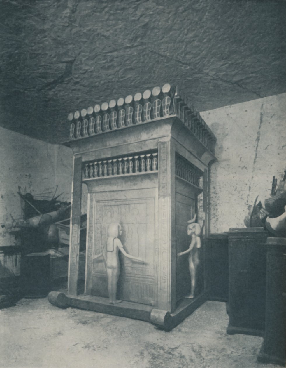 Rijkelijk gesneden Canopische schrijn glinsterend van goud, c1935 door Harry Burton
