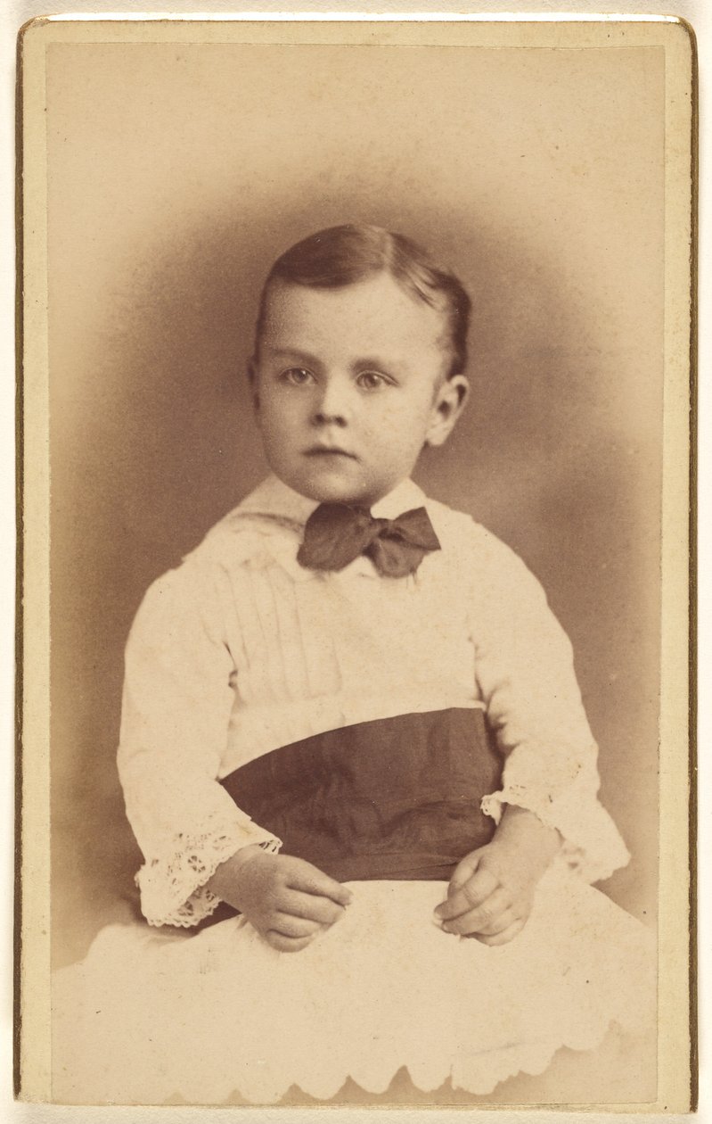 [Ongeïdentificeerd jongetje met vlinderdasje, zittend]. door Hastings and White and Fisher