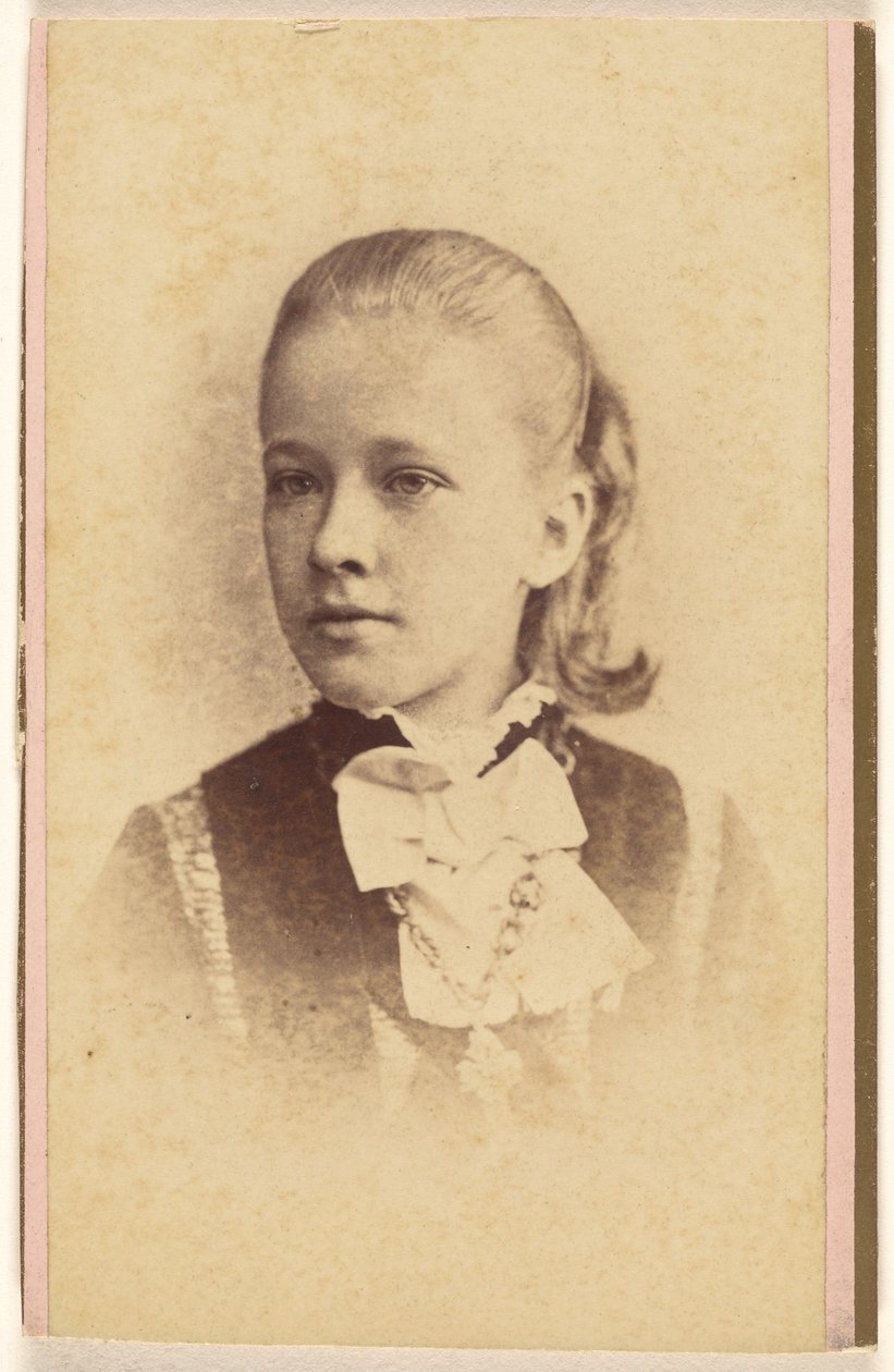 [Ongeïdentificeerd jong meisje, afgedrukt in vignetstijl]. door Hastings and White and Fisher