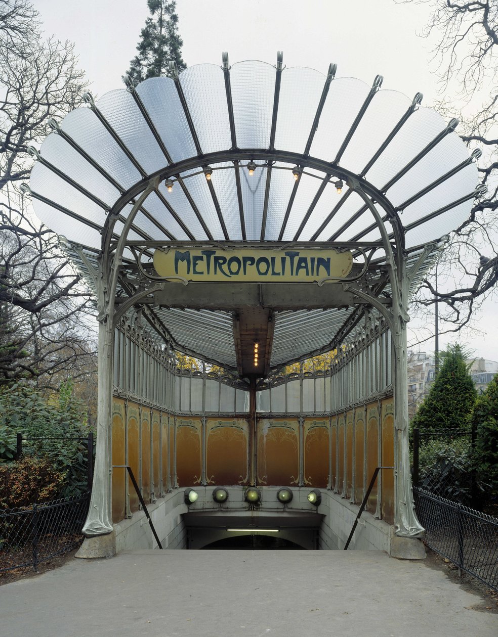 Art Nouveau architectuur: ingang van het metrostation Porte Dauphine in Parijs, ontworpen door architect Hector Guimard door Hector Guimard