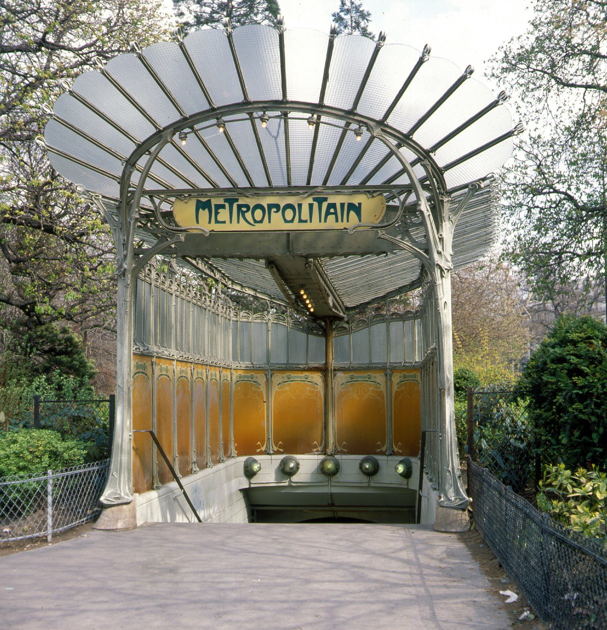 Porte Dauphine, metrohalte, Guimard-architectuur. door Hector Guimard