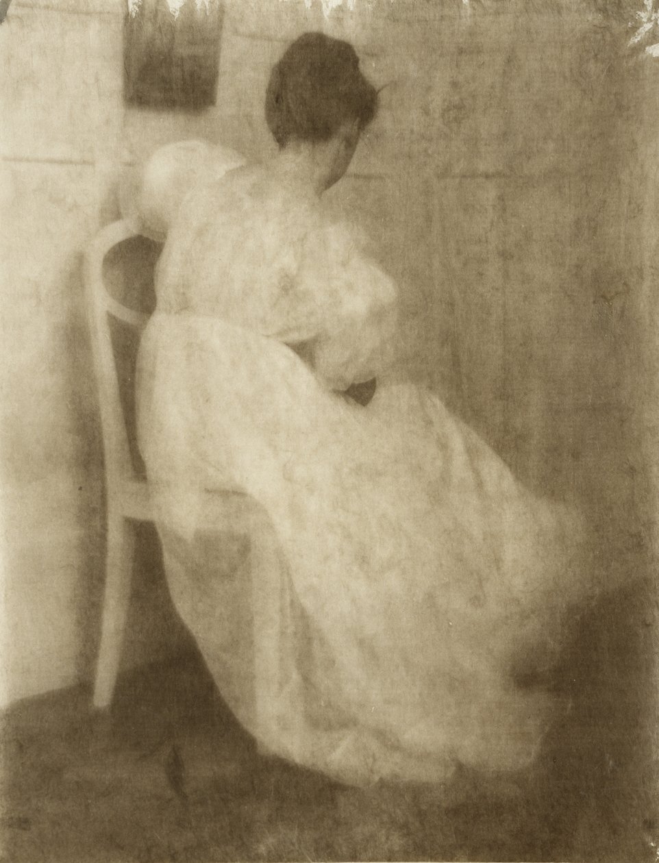 Mary Warner op een witte stoel, c.1910 door Heinrich Kuhn