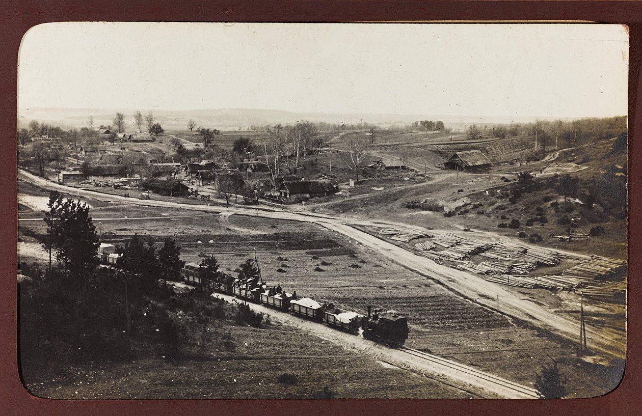 Eerste Wereldoorlog: Oekraïne in de jaren 1914-1916 tijdens de invasie van het Duitse leger. Goederentrein door Heldenfriedhof Dsessentniki (attr. to)