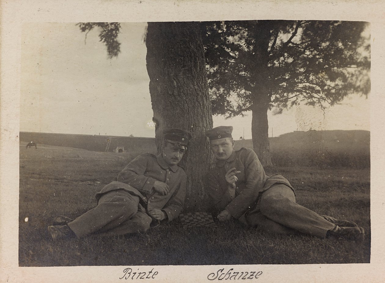 Eerste Wereldoorlog: Oekraïne in de jaren 1914-1916 tijdens de invasie van het Duitse leger. Twee soldaten in een moment van ontspanning door Heldenfriedhof Dsessentniki (attr. to)