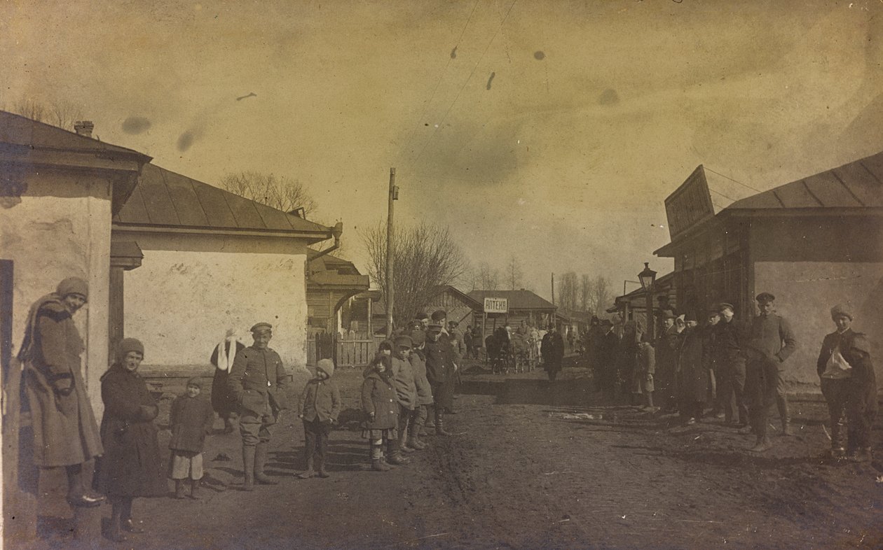 Eerste Wereldoorlog: Oekraïne in de jaren 1914-1916 tijdens de invasie van het Duitse leger. Militairen en burgers in de straat van een stad door Heldenfriedhof Dsessentniki (attr. to)