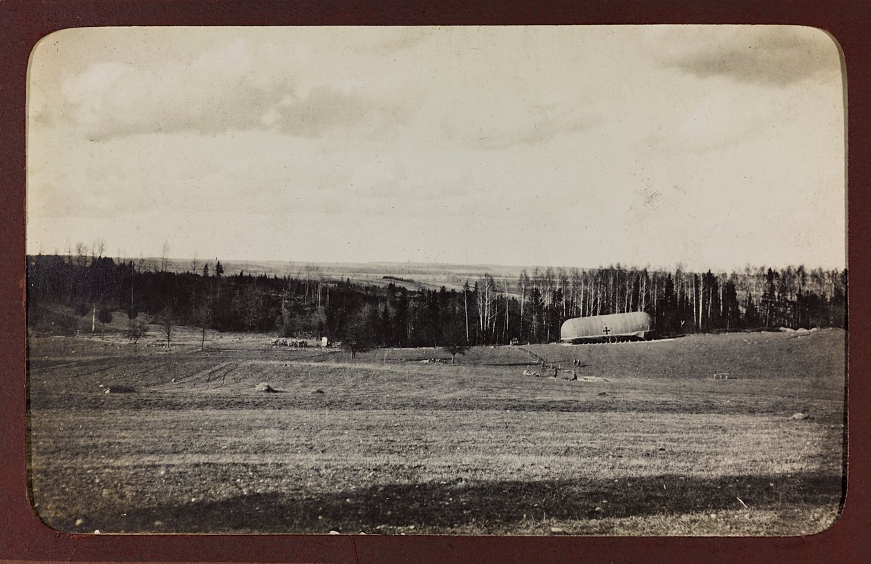 Eerste Wereldoorlog: Oekraïne in de jaren 1914-1916 tijdens de invasie van het Duitse leger. Militaire structuur op het platteland door Heldenfriedhof Dsessentniki (attr. to)