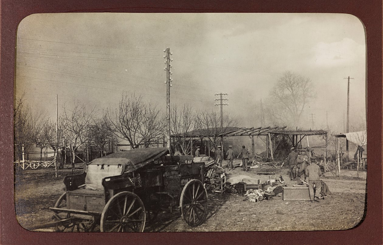 Eerste Wereldoorlog: Oekraïne in de jaren 1914-1916 tijdens de invasie van het Duitse leger. Militair op de plaats van een bombardement door Heldenfriedhof Dsessentniki (attr. to)
