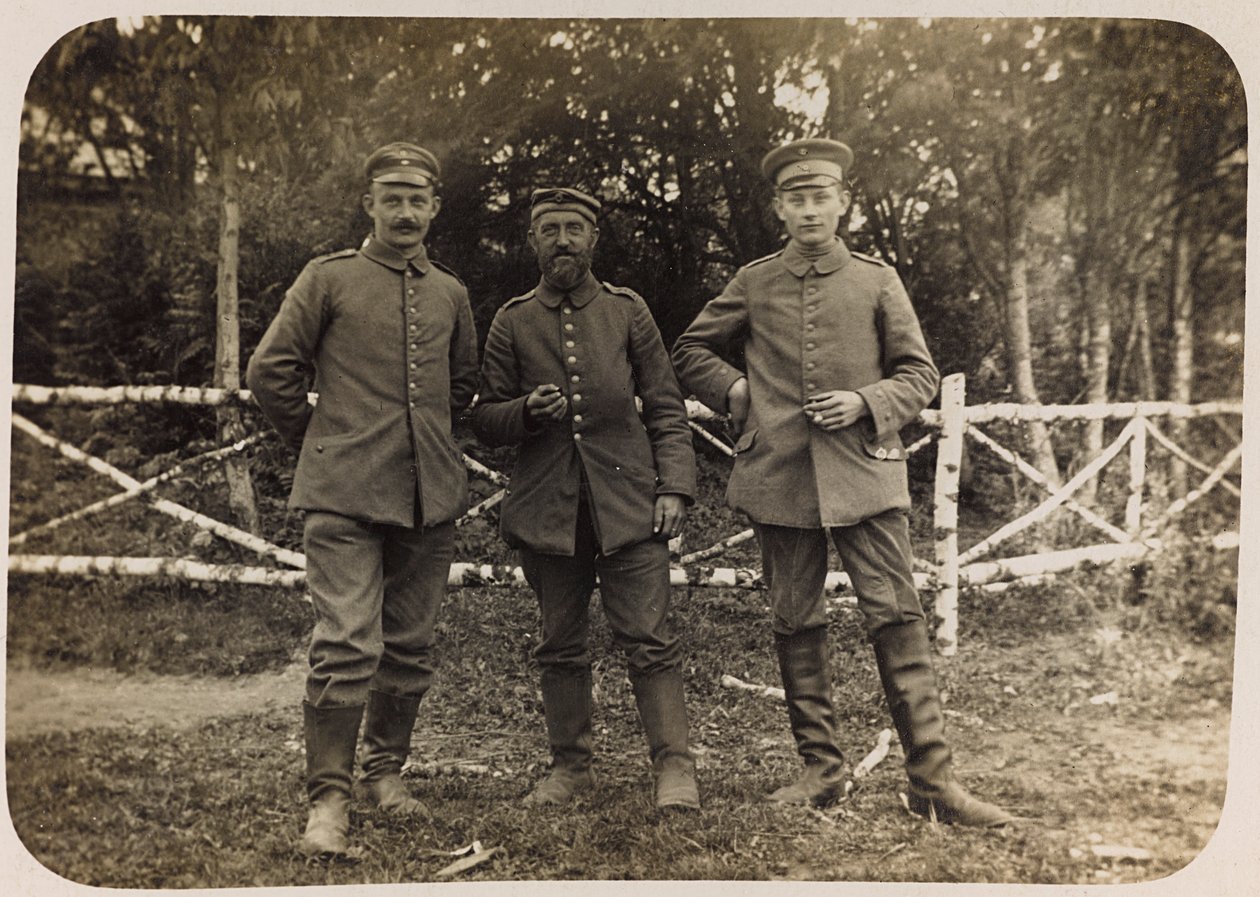 Eerste Wereldoorlog: Oekraïne in de jaren 1914-1916 tijdens de invasie van het Duitse leger. Groep soldaten door Heldenfriedhof Dsessentniki (attr. to)