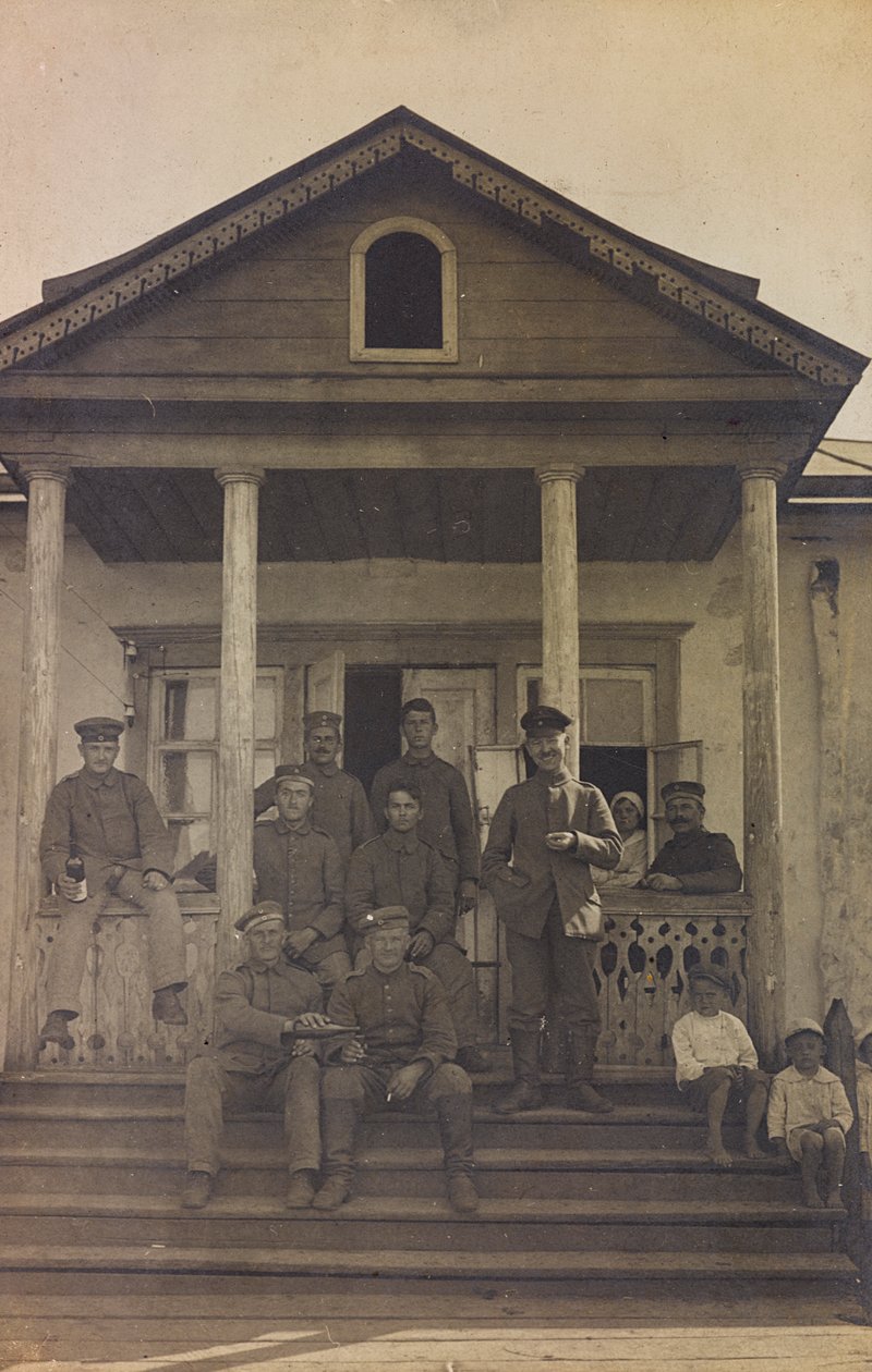 Eerste Wereldoorlog: Oekraïne in de jaren 1914-1916 tijdens de invasie van het Duitse leger. Groep soldaten op de voortrap van een huis door Heldenfriedhof Dsessentniki (attr. to)