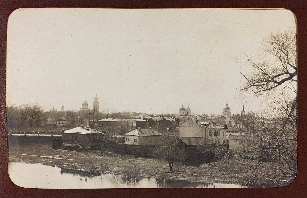 Eerste Wereldoorlog: Oekraïne in de jaren 1914-1916 tijdens de invasie van het Duitse leger. Uitzicht op Sumy door Heldenfriedhof Dsessentniki (attr. to)