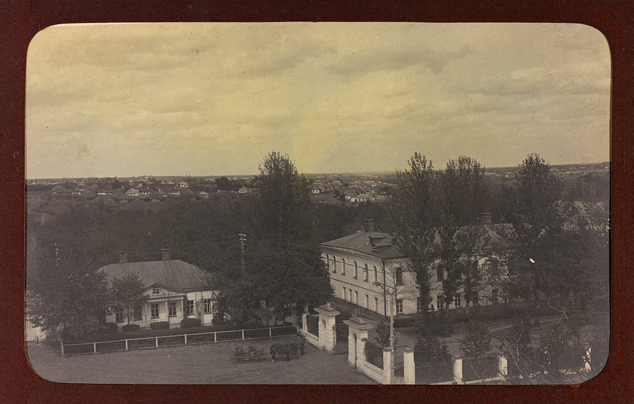 Eerste Wereldoorlog: Oekraïne in de jaren 1914-1916 tijdens de invasie van het Duitse leger. Uitzicht op een stad door Heldenfriedhof Dsessentniki (attr. to)