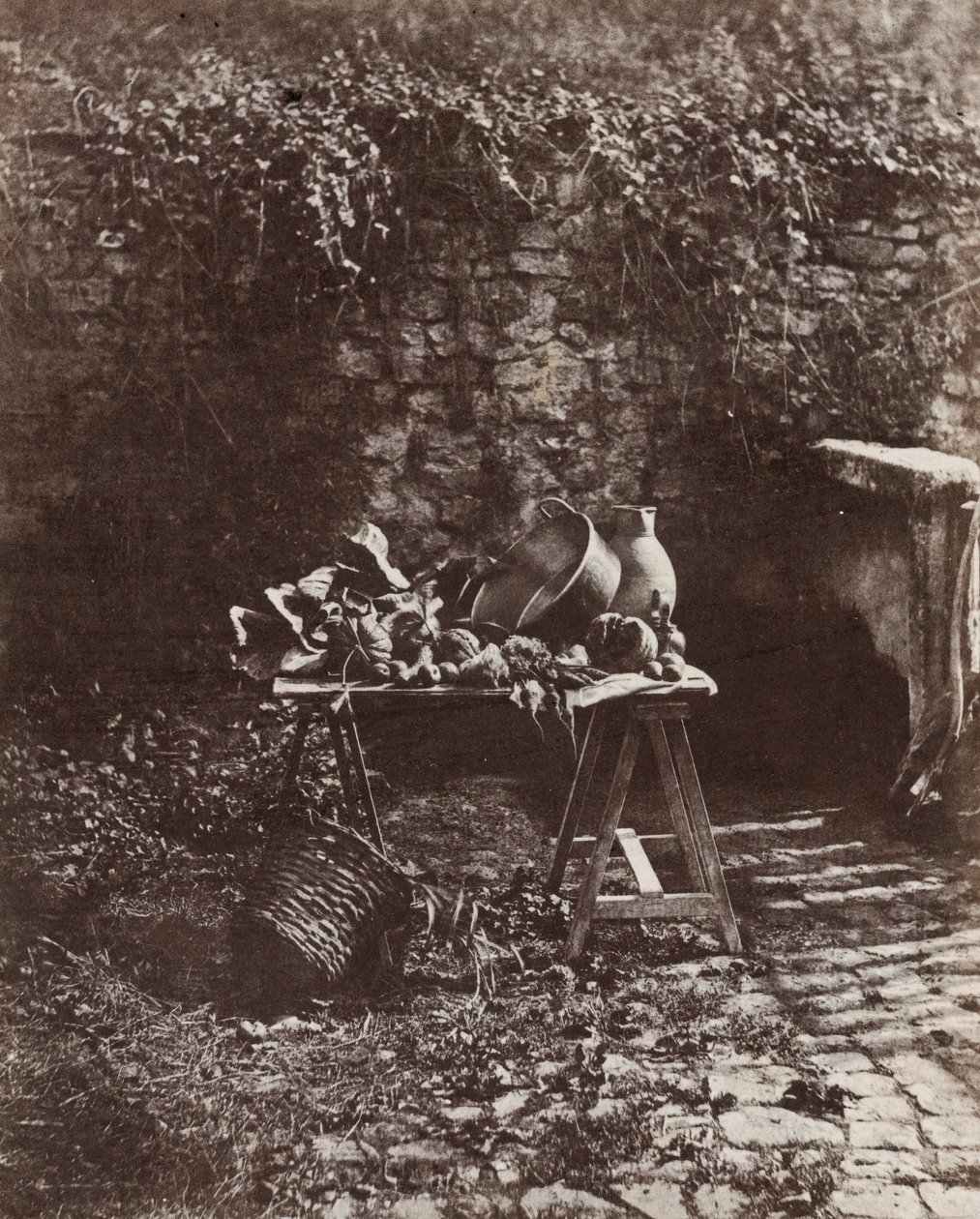 Stilleven: pot, kruik en groenten op een zaagboktafel, ca. 1852 (foto) door Henri Victor Regnault
