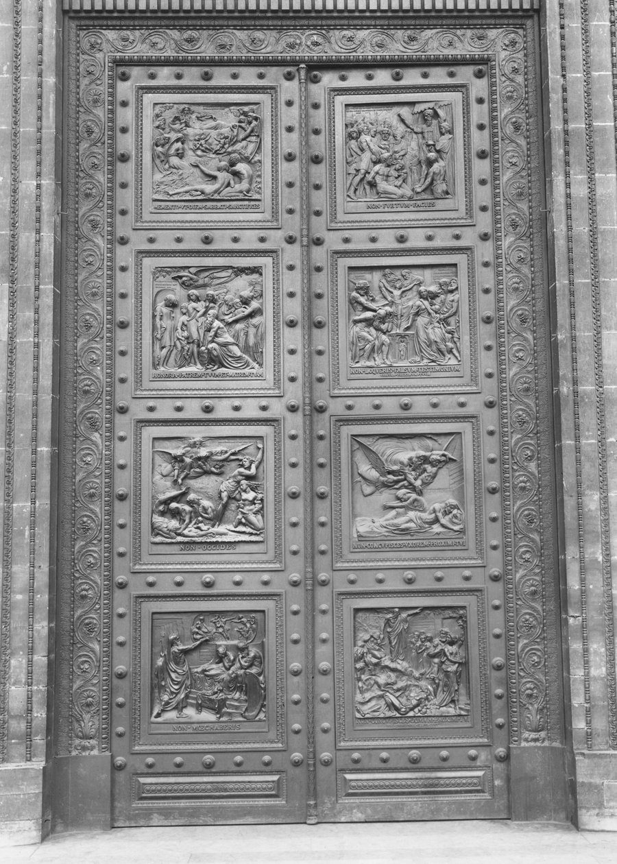 Uitzicht op de deur van La Madeleine bestaande uit acht reliëfpanelen die de Decaloog en Oudtestamentische scènes uitbeelden door Henri Joseph Francois de, baron Triqueti