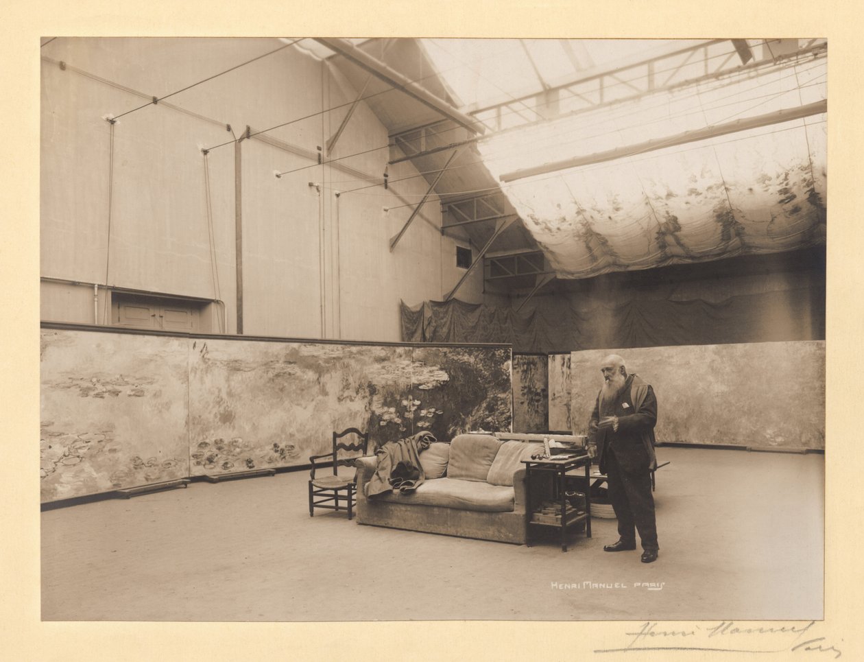 Claude Monet (1840-1926) voor zijn schilderijen 