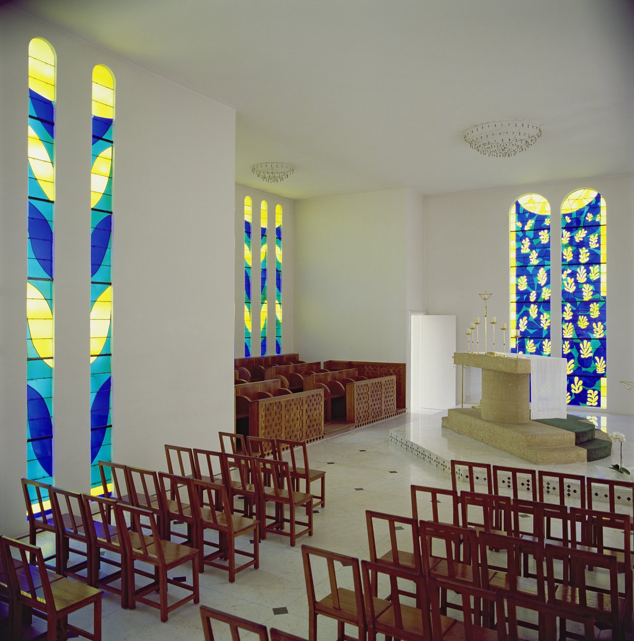 Binnenaanzicht met het altaar in de Rozenkranskapel, Vence door Henri Matisse