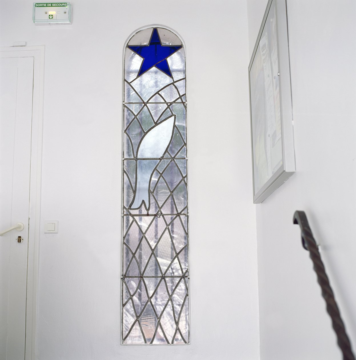 Glas-in-loodraam met een vis gevangen in een net onder de Ster des Heils, vanaf de trap naar de Rozenkranskapel door Henri Matisse