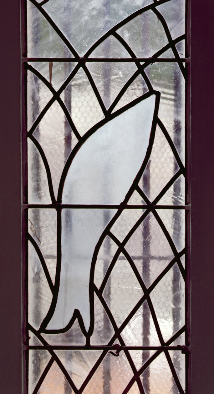 Glas-in-loodraam met een vis gevangen in een net onder de Ster des Heils, vanaf de trap naar de Rozenkranskapel door Henri Matisse