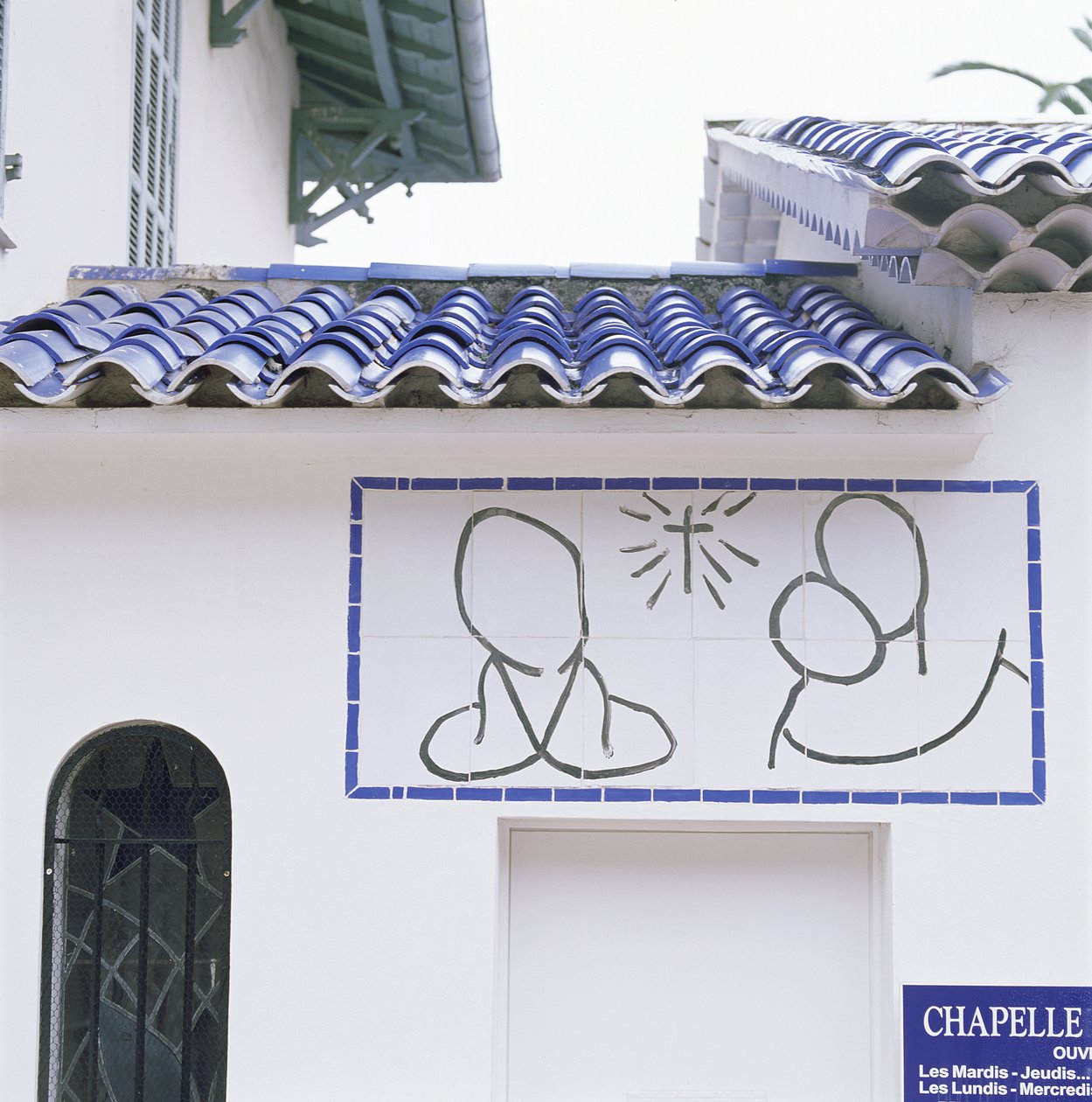 Zicht op de ingang en het dak van de Rozenkranskapel, Vence door Henri Matisse