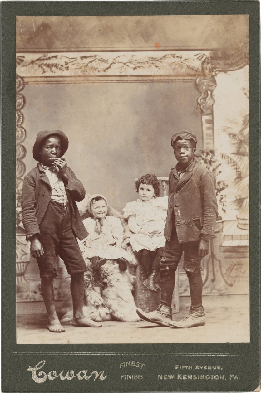 Portret van vier kinderen,c. 1890 (foto) door Henry Cowan