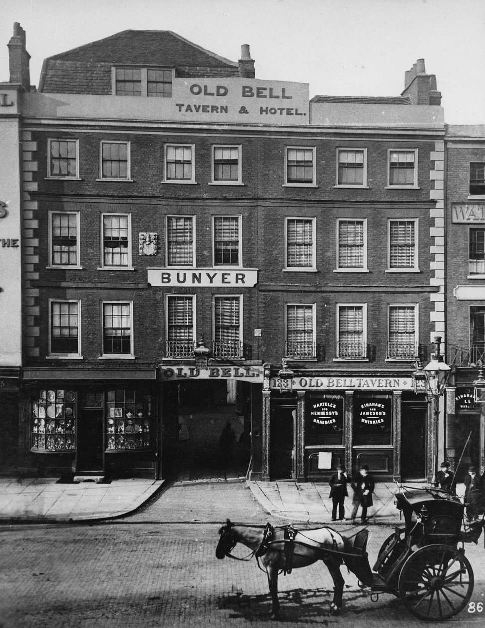 The Old Bell Inn, High Holborn, ca. 1884 door Henry Dixon