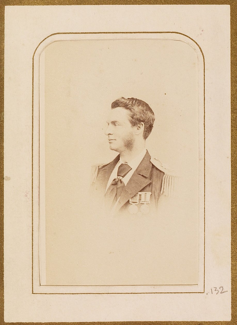 [Portret van een man in militair uniform]. door Henry Maull and Co.