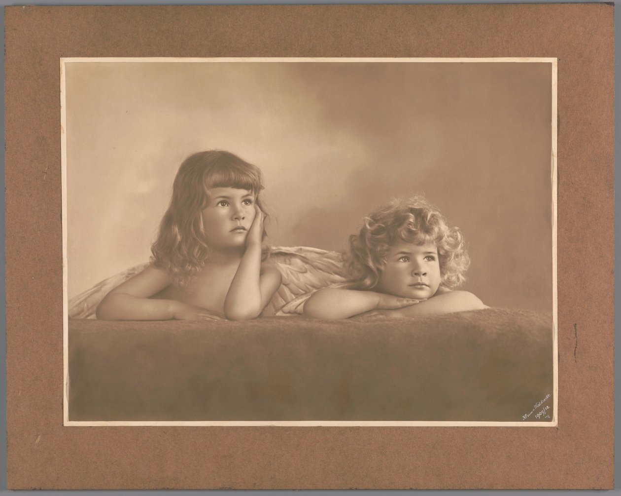 Portret van Agnes Renée en Irène Heloïse Pauw van Wieldrecht, dochters van de fotograaf door Henry Pauw van Wieldrecht